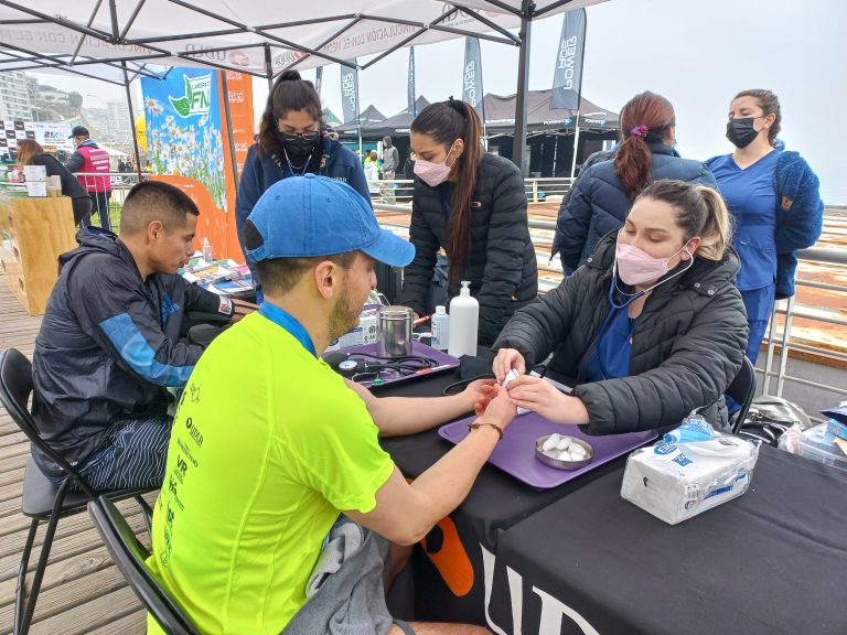 Estudiantes del Campus Los Castaños presentes en Media Maratón de Viña del Mar- Valparaíso a través de acciones de apoyo y atención especializada a atletas