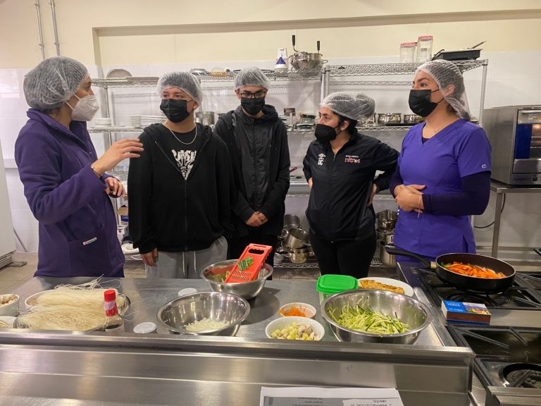 Centro de Prácticas Profesionales UDLA realiza intervención interdisciplinar entre alumnos de tres carreras en taller de alimentación saludable