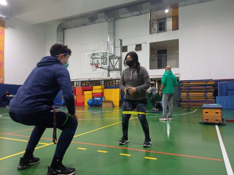 Como parte del programa A+S, deportistas de alto rendimiento del club Unlimit entrenan bajo la tutela de académicos y estudiantes del Instituto del Deporte