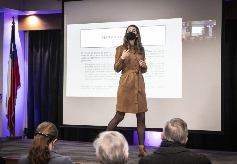 Elisa Walker, experta en materias de género, expone ante comunidad en lanzamiento de la Dirección de Género de UDLA
