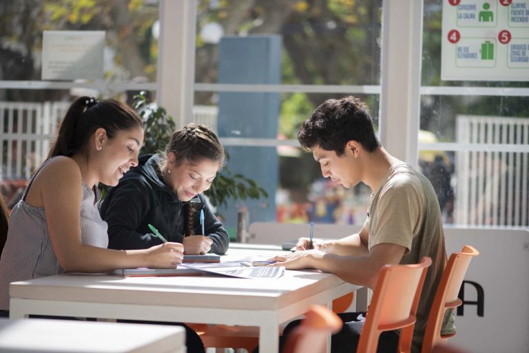 UDLA aprueba nueva Política de Desarrollo Profesional enfocada en fortalecer las competencias de empleabilidad de estudiantes y egresados