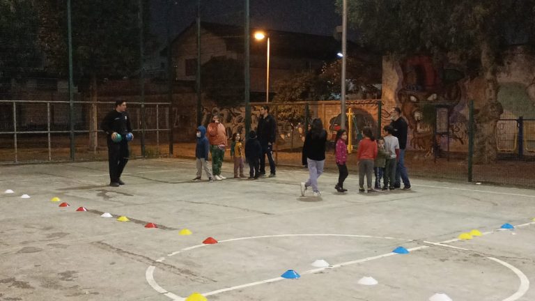 Programa de Intervención Comunitaria permite la práctica deportiva de niños a través de talleres polideportivos a cargo de estudiantes de último año de TAF del Campus Maipú
