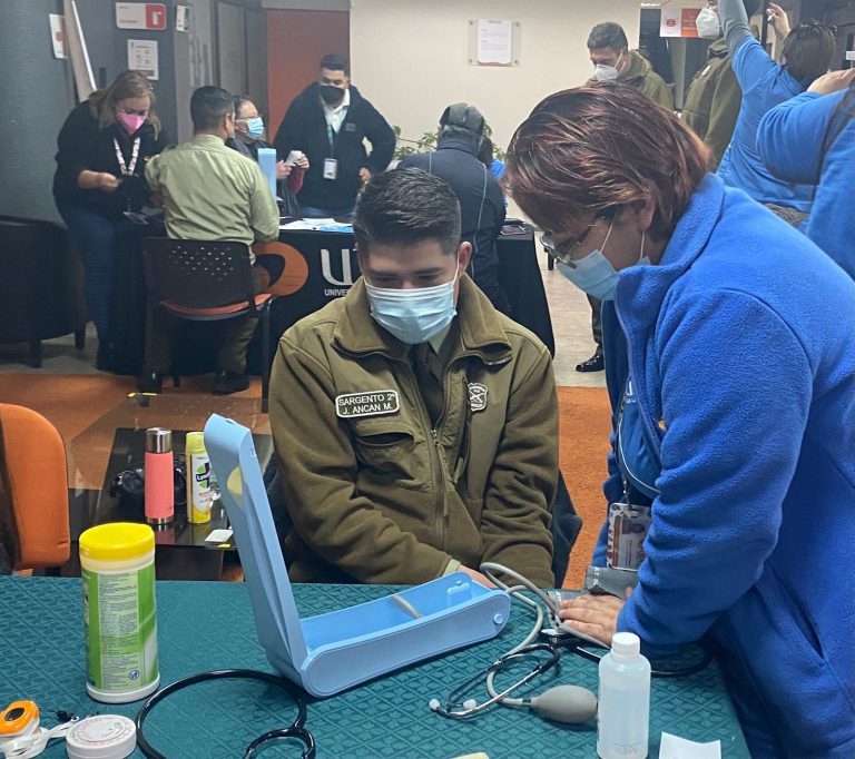 Operativo médico preventivo de Escuela de Enfermería fue amenizado con música de la Big-Band del orfeón de Carabineros en el Campus Maipú
