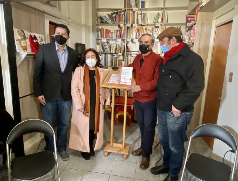 Decano Osvaldo Artaza participa en lanzamiento de la versión impresa del libro “Sistemas y servicios de salud centrados en las personas y sus comunidades” en Qué Leo Valdivia
