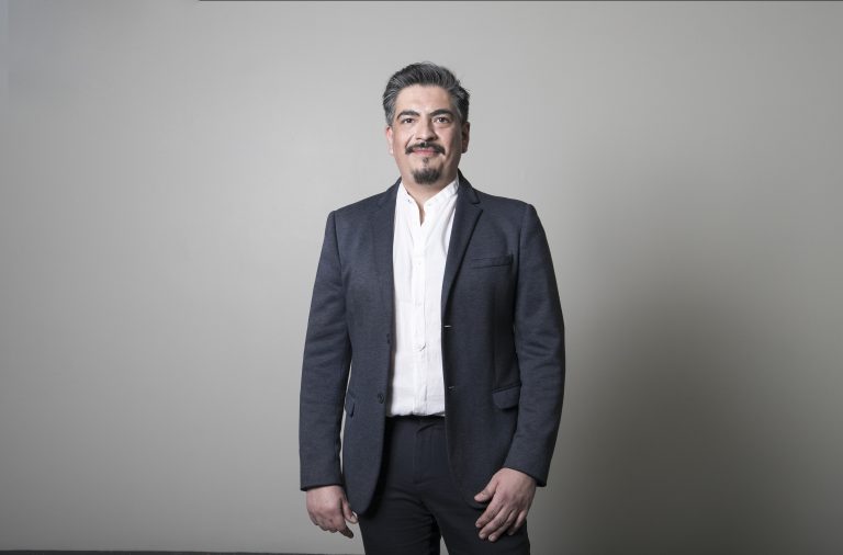 Investigadores destacados UDLA: Estudios de Juan Eduardo Ortiz abordan los procesos humanos y culturales que experimentan las niñas, niños y adolescentes migrantes