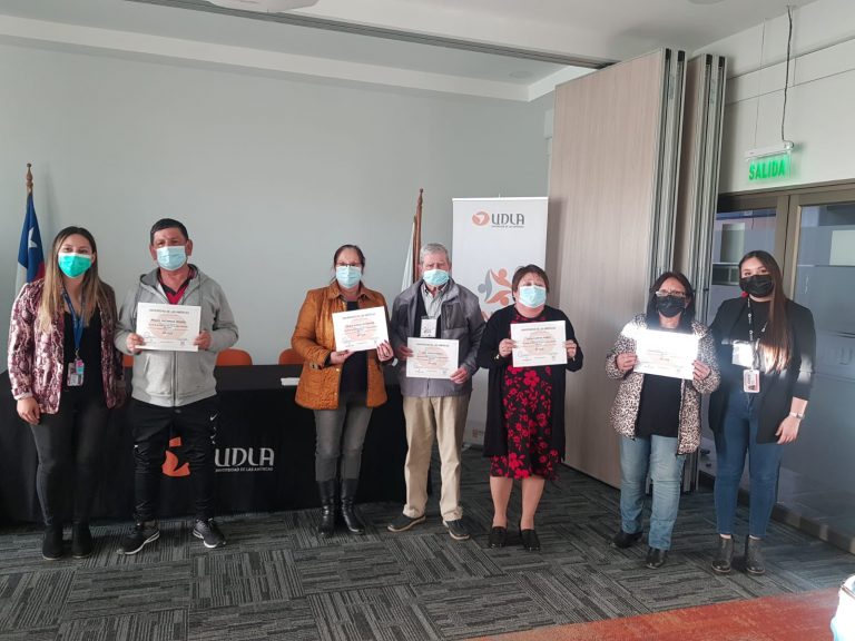 Carrera de Fonoaudiología realiza cierre de proyecto sobre alfabetización digital que benefició a 30 adultos mayores de San Pedro de La Paz