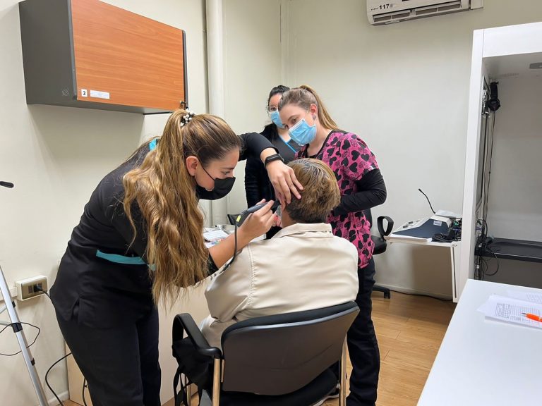 Estudiantes de Fonoaudiología realizan operativo audiológico a adultos mayores de la comuna de Providencia