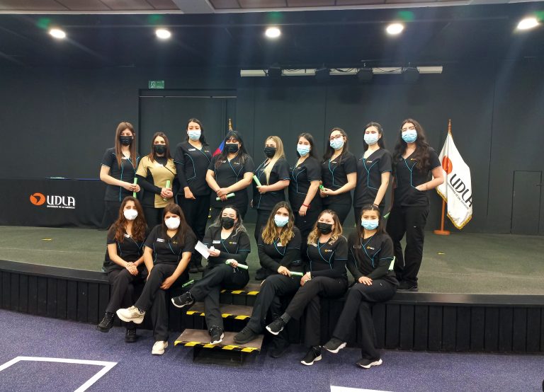 Estudiantes de la carrera de Fonoaudiología visten por primera vez sus uniformes clínicos en emotiva ceremonia de investidura en Campus Los Castaños