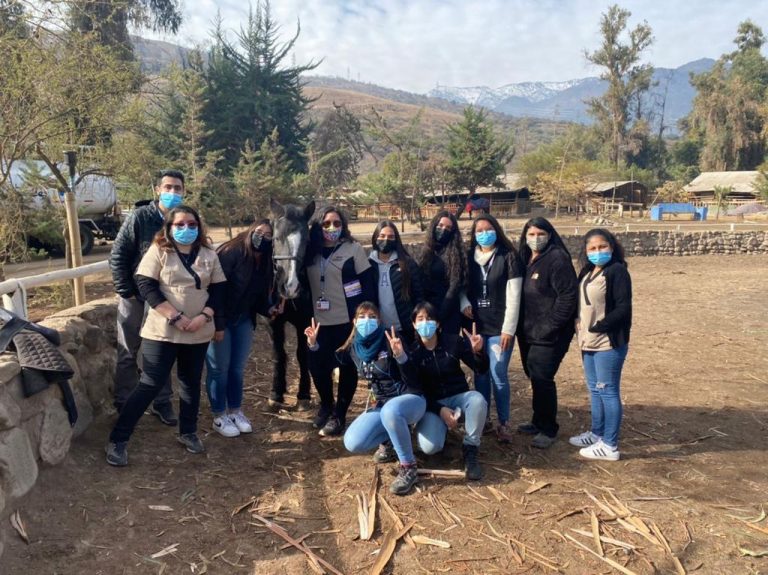 Estudiantes de primer año de  Fonoaudiología visitan a Centro de Equinoterapia Traful para conocer más sobre la disciplina