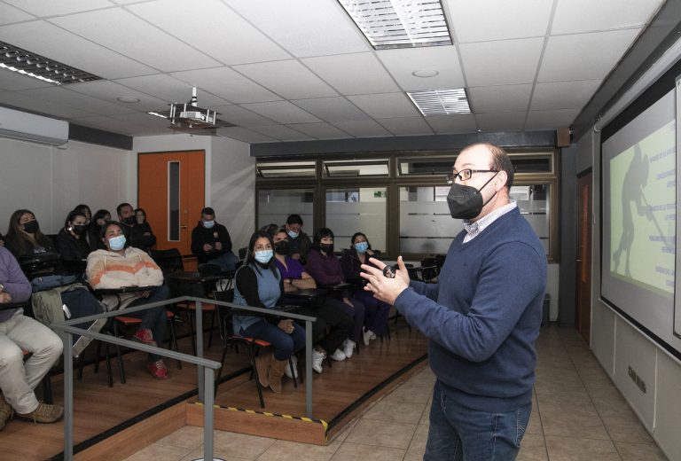 Integrantes de club de hockey patín de Calera de Tango asisten a primera Jornada de Autocuidado de deportistas realizada por académicos y estudiantes del Campus Maipú