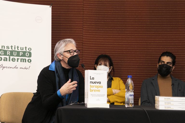 Libro enfocado en una nueva e innovadora corriente de psicoterapia es lanzado en UDLA en colaboración con Grupo Palermo