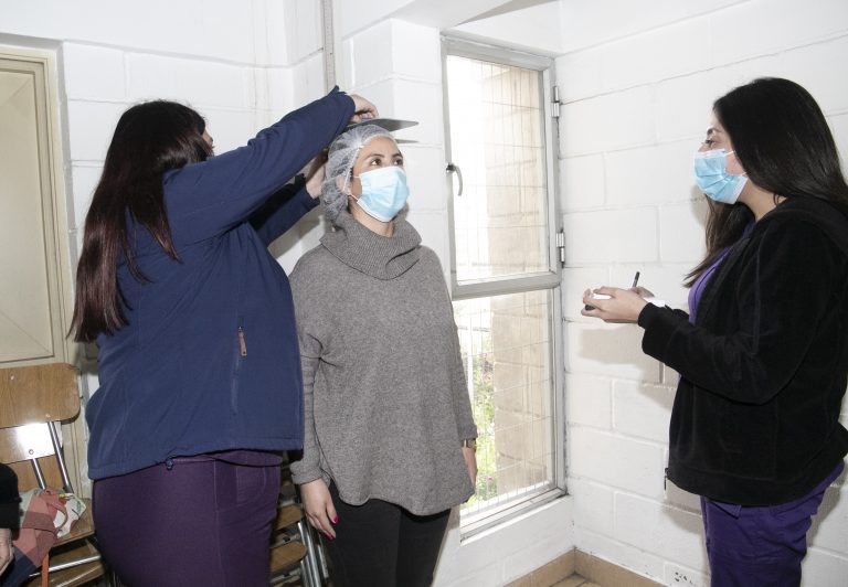 Estudiantes de Nutrición y Dietética del Campus Maipú realizan charlas informativas sobre hábitos alimenticios en colegios y juntas de vecinos durante septiembre