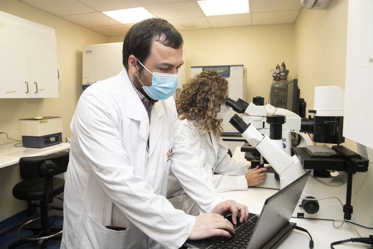 Académico investigador de la Facultad de Medicina Veterinaria y Agronomía participa en estudio relacionado con la transmisión materno fetal de la Enfermedad de Chagas