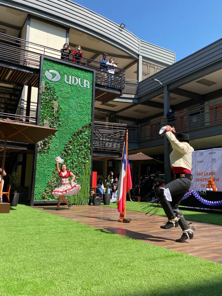Comunidad educativa de las tres sedes de UDLA disfrutan de juegos tradicionales, show en vivo y campeonatos de cueca en la “Ramada DAE”