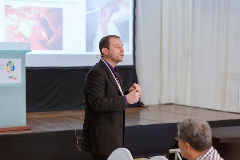 Académico de la Facultad de Medicina Veterinaria y Agronomía lidera taller sobre Influenza Aviar en congreso internacional de Avicultura realizado en Honduras