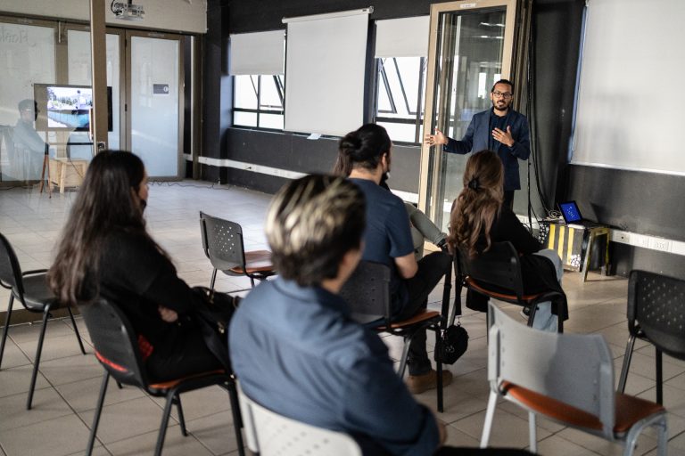 Autoridades de la Escuela de Arquitectura de UDLA presentan los objetivos de su Red de Egresados a ex estudiantes
