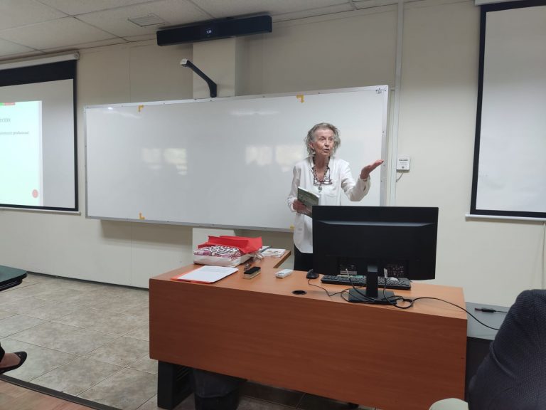 Académica con amplia trayectoria en investigación de idiomas dicta charla a estudiantes de Traducción e Interpretación en Inglés