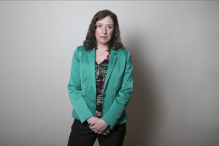 Académica investigadora de la carrera de Derecho presenta ponencia sobre intervención de niños en procesos judiciales en congreso de universidad de Madrid