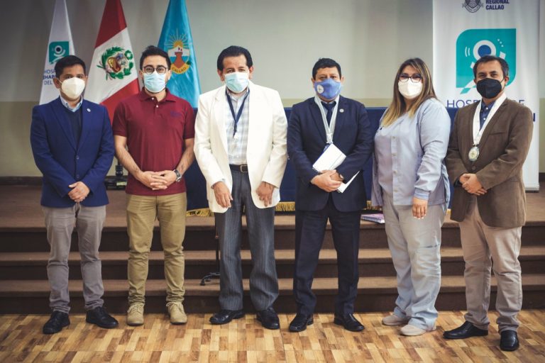 Académico de la Escuela de Kinesiología recibe reconocimiento en Perú por su trayectoria en intervención para el adulto mayor