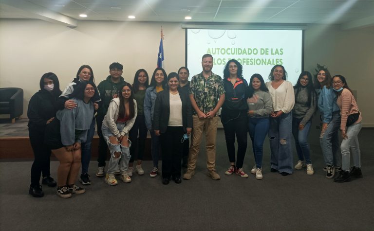 Estudiantes de la carrera de Trabajo Social asisten a charla magistral con académico español para abordar contenidos teóricos curriculares