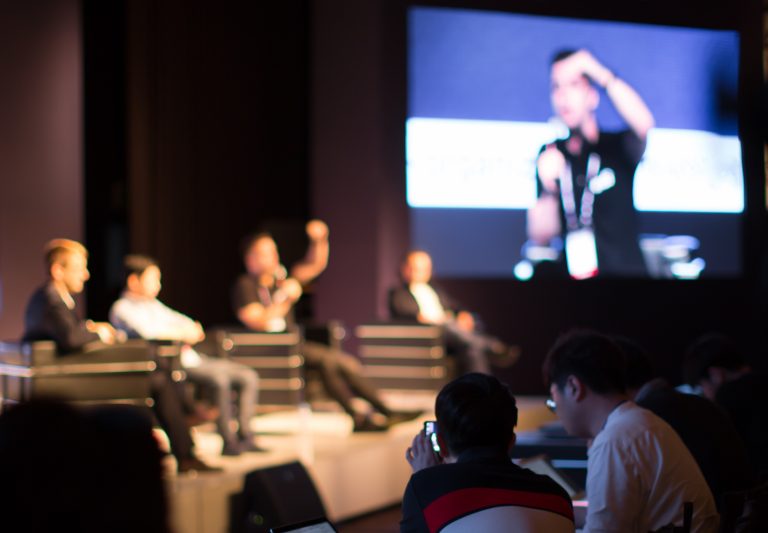 Experto en comunicación y oratoria entrega herramientas y técnicas a estudiantes de Relaciones Públicas para enfrentar a un público