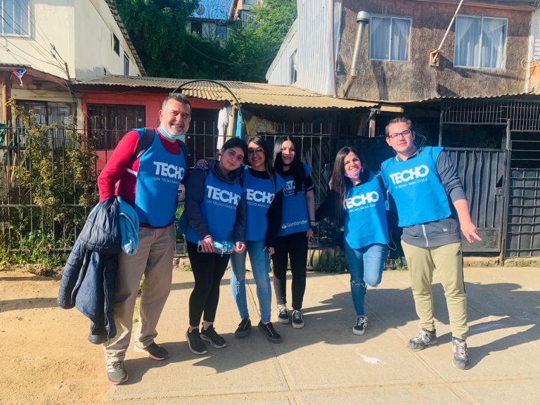 Estudiantes de Trabajo Social colaboran con Techo en aplicación de encuesta Mapa del Derecho a la Ciudad en asentamientos de Viña del Mar