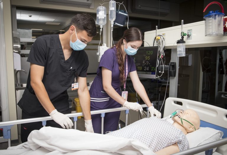 Facultad de Salud y Ciencias Sociales da inicio a Diplomado de Docencia en Simulación Clínica, consolidando a UDLA como pionera en la metodología