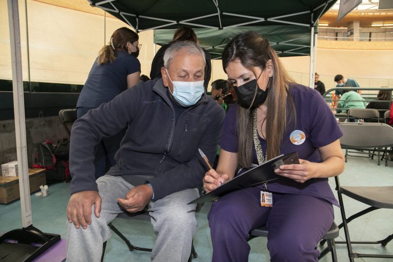Masiva presencia de académicos y estudiantes del Campus Maipú en feria de servicios enfocada al adulto mayor en la comuna de Peñalolén