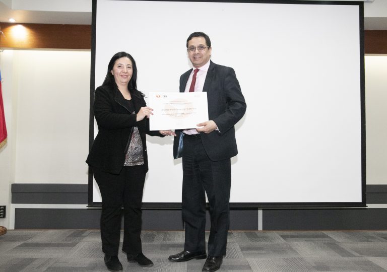 Programa de Inglés para Egresados UDLA realiza segunda ceremonia presencial de entrega de certificados