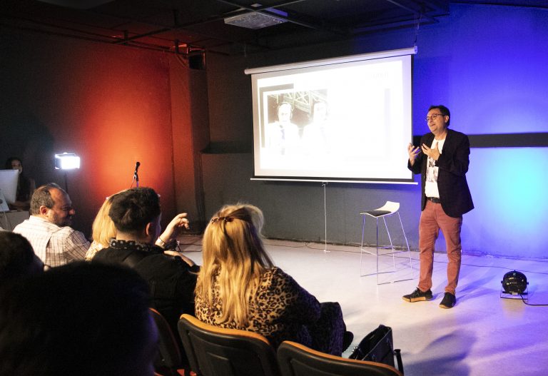 Conductor de televisión, José Miguel Furnaro, dicta charla de emprendimiento profesional en Escuela de Periodismo y Comunicaciones de la UDLA