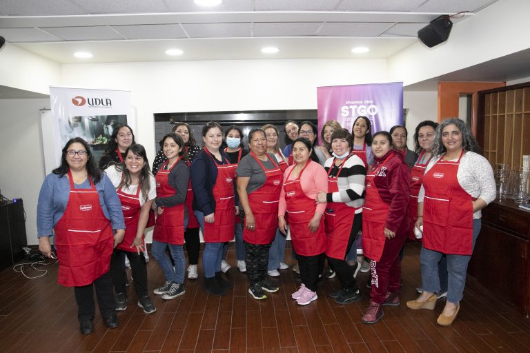 24 emprendedoras culinarias de la comuna de Santiago adquieren conocimientos y técnicas en talleres dictado por la Escuela de Gastronomía Social de UDLA