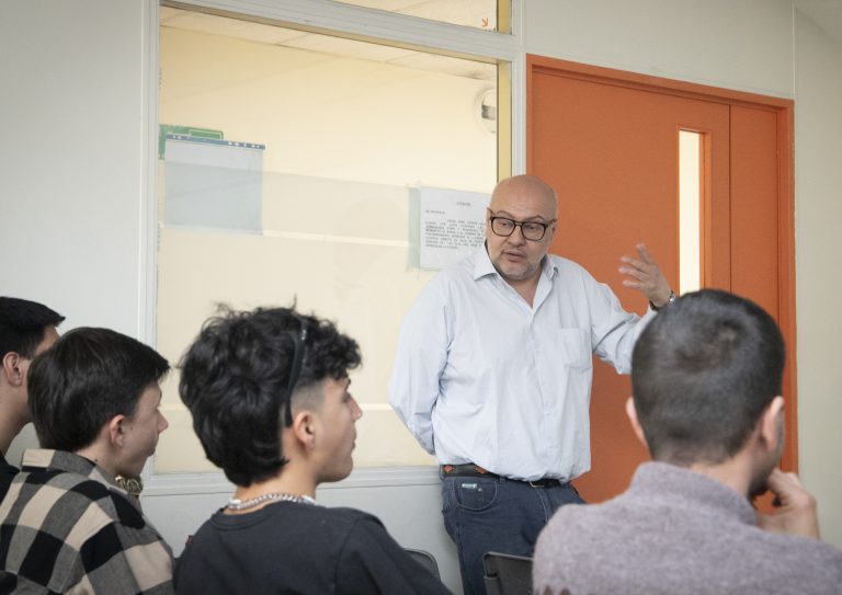 Académico del Observatorio de Nueva Ciudadanía de UDLA presenta a estudiantes de Periodismo estudio de redes sociales como herramienta de propaganda