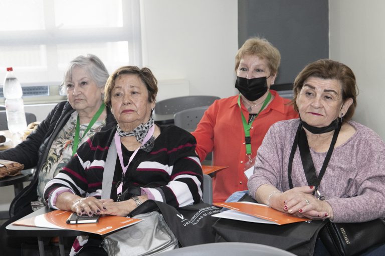 Académicos y estudiantes de carreras intervendrán en la formación integral de 20 vecinos pertenecientes de club del adulto mayor del Barrio República