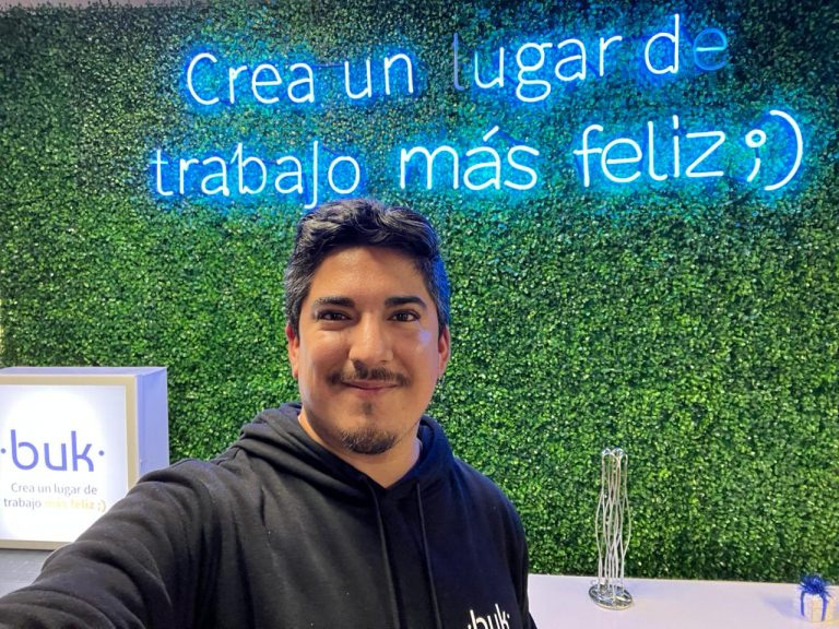 Egresado de RRPP trabaja como Customer Success Lead Talento y Cultura en startup de gestión de personas: “En UDLA aprendí cómo cuidar a los colaboradores”