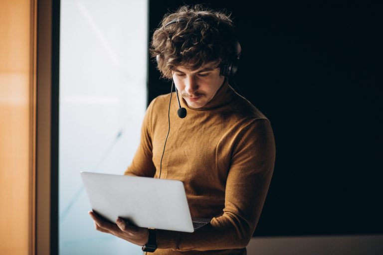 Charla Mock Conference, la instancia donde los estudiantes de UDLA enfrentan situación real de interpretación simultánea