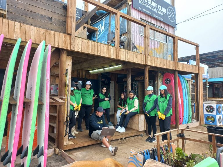 Voluntariado de limpieza de playa convocó a estudiantes del Campus Los Castaños en borde costero de Concón