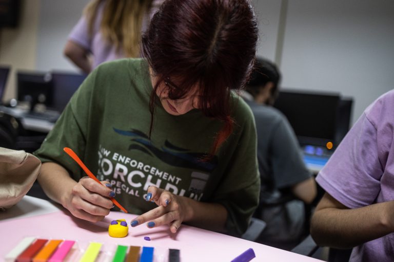 Sebastián Soto, reconocido artista visual, realiza workshop de stopmotion a estudiantes de la Escuela de Animación UDLA en el marco del Festival Noche de Monos