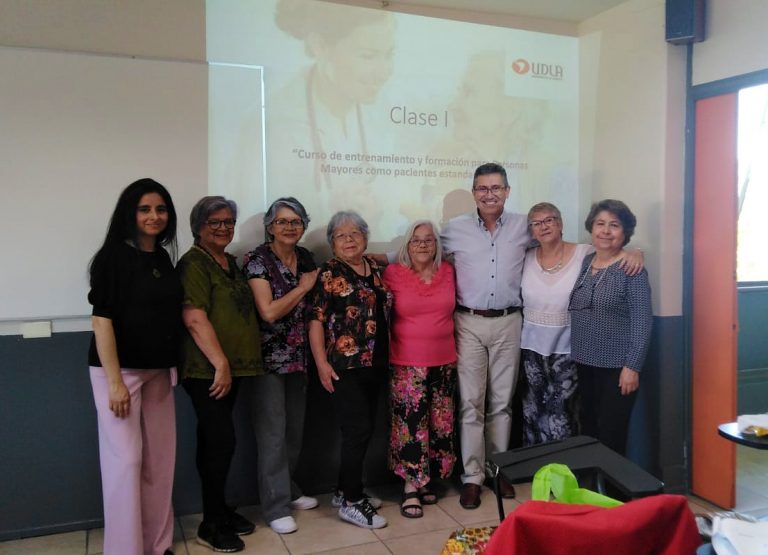 Académico de Kinesiología capacita en simulación clínica a adultos mayores tras adjudicarse Fondos Concursables de VcM