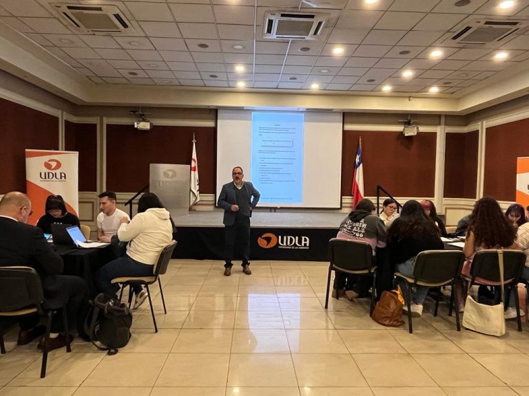 Académicos UDLA refuerzan temáticas relacionadas a los procesos de investigaciones a estudiantes de la Facultad de Comunicaciones y Artes