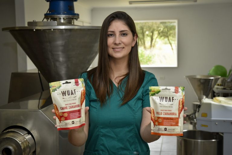 Egresada de Veterinaria es parte de Wuaf, emprendimiento de comida saludable para mascotas: “Los conocimientos adquiridos en UDLA los he podido aplicar en el negocio”
