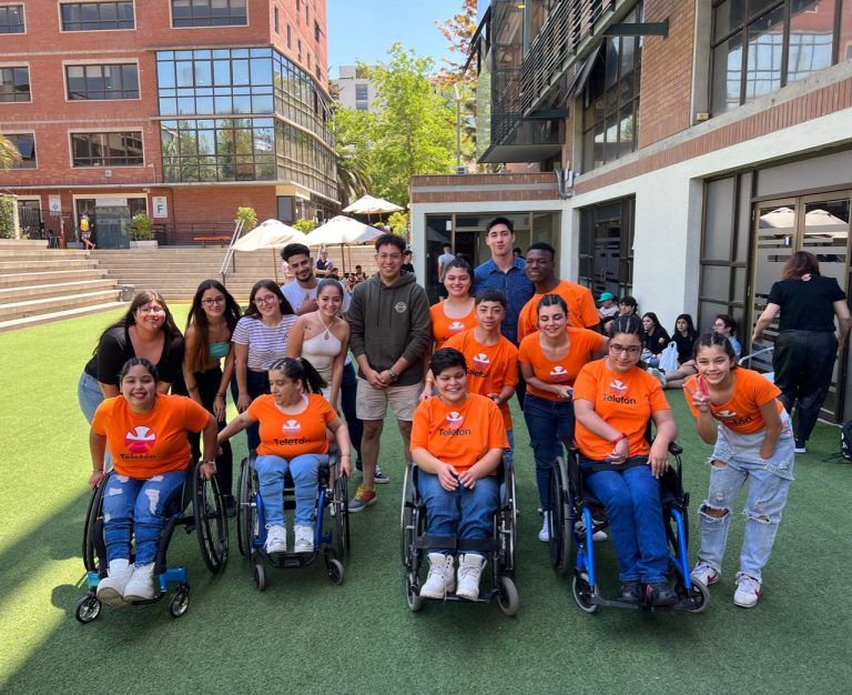 En el marco del Mes de la Inclusión y Diversidad, estudiantes de Sede Santiago trabajan con la agrupación «Ciclodanza» de la Teletón