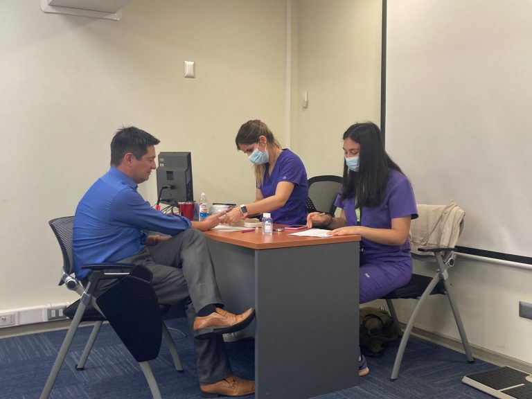 Estudiantes de Nutrición y Dietética realizan evaluaciones preventivas de malnutrición por exceso funcionarios de la Tesorería General de la República