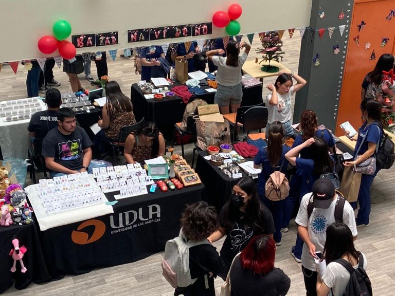 Estudiantes de la Sede Santiago son parte de Bazar Navideño DAE organizado para promocionar sus emprendimientos
