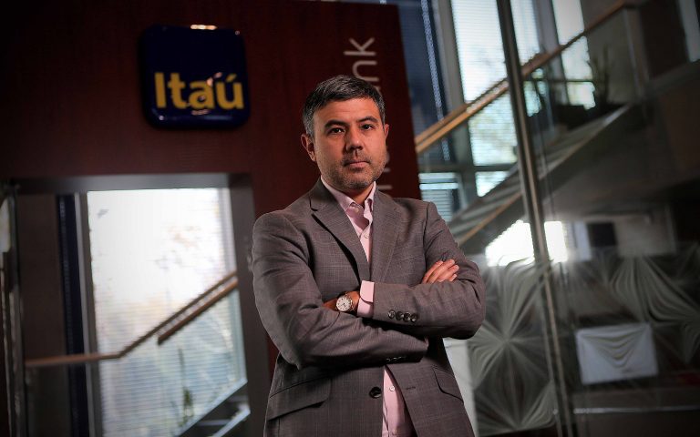 Economista jefe del Banco Itaú conversa con estudiantes de la Facultad de Ingeniería y Negocios sobre la economía nacional: “Estamos en un escenario desafiante”