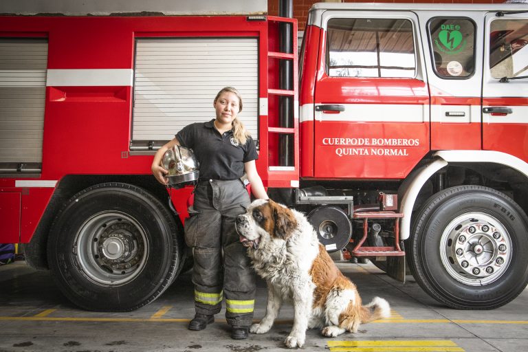 Alumna de Veterinaria conlleva sus estudios con su contribución comunitaria en Bomberos: “Me doy cuenta de que soy feliz haciendo lo que hago”