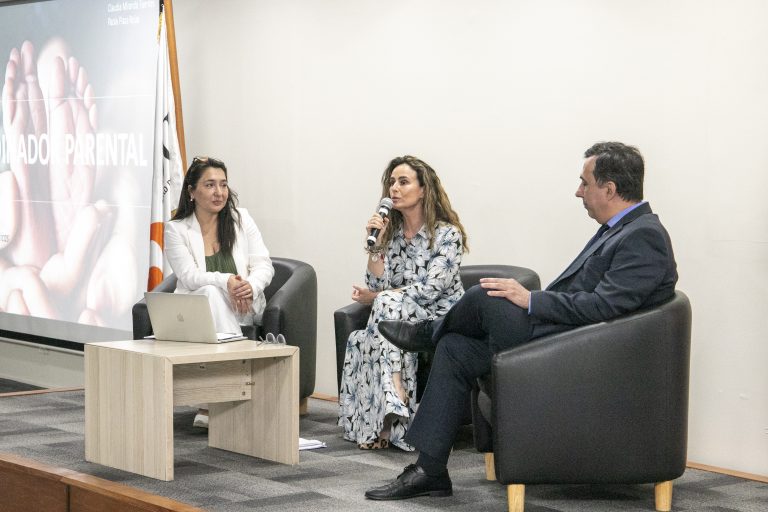 Comunidad del Campus La Florida aprenden sobre la figura del Coordinador Parental en actividad organizada por la Facultad de Derecho