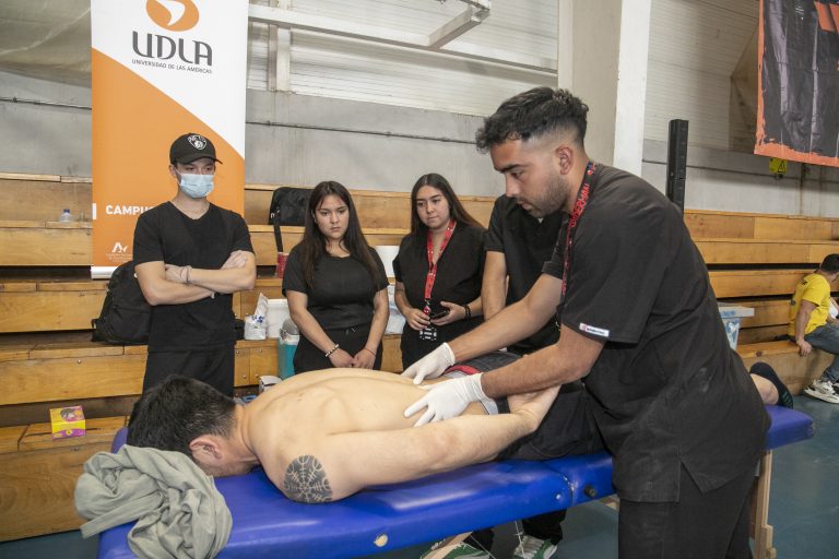 Representantes de la Escuela de Kinesiología del Campus Maipú se hacen presentes en “JiuJitsu Fest” 2022 ofreciendo atención de salud a deportistas