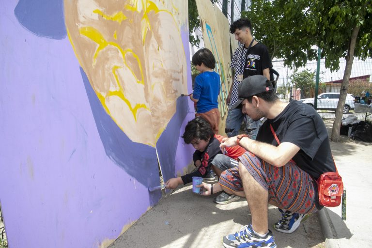 Proyecto UDLA “Maipú Verde” motiva el reciclaje de la Villa Paraíso con taller de pintura y colocación de contenedores