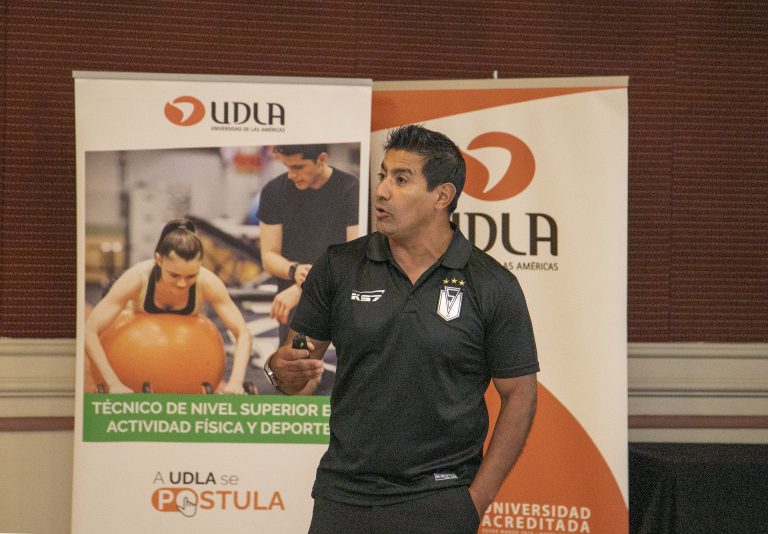 Cuerpo técnico del equipo femenino de Santiago Morning capacitan a estudiantes UDLA en entrenamiento, preparación física y prevención de lesiones