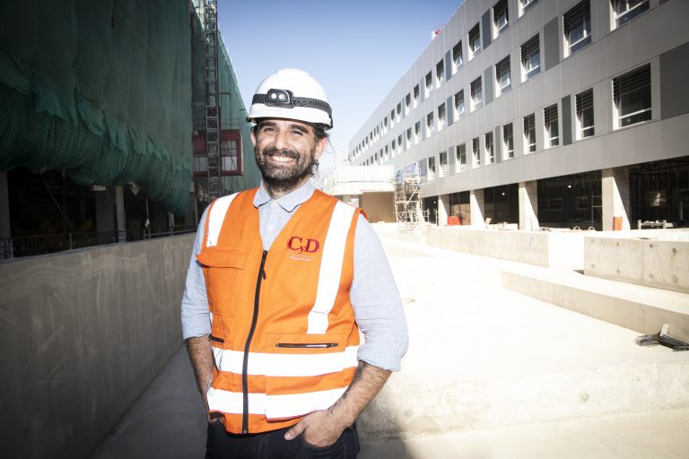 Arquitecto UDLA cumple un rol fundamental en la construcción del Hospital El Salvador: “Los conocimientos adquiridos en UDLA me siguen abriendo puertas”